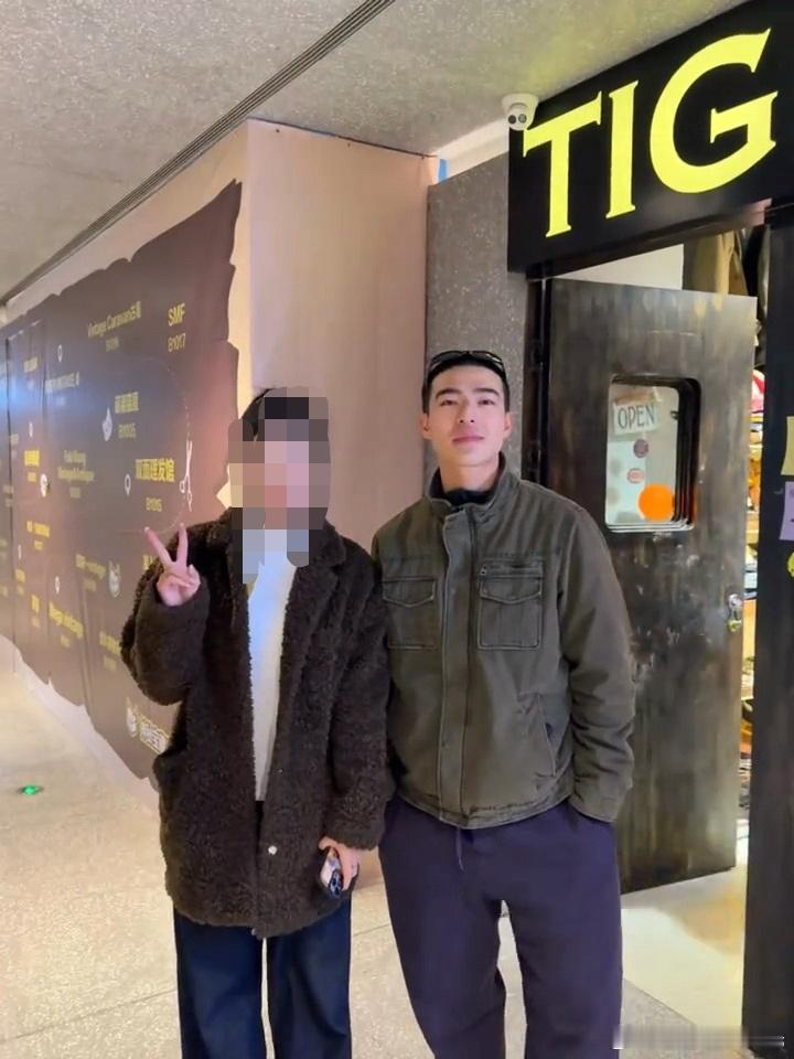 网友偶遇兰西雅陈昊森北京偶遇兰西雅陈昊森 才爆出兰西雅和陈昊森的恋情没几天，就有