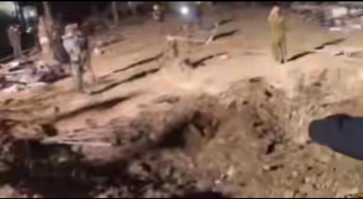 伊朗导弹直击以色列本土｜10米深坑触目惊心
 
当地时间3月21日晚，以色列南部