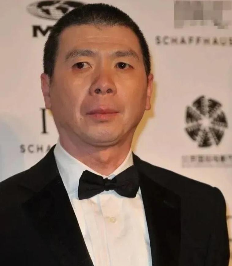 1978年，冯小刚去医院探望朋友，一眼就看上了旁边年轻貌美的护士，刚准备要联系方