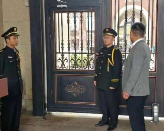 科普奥！具体问题具体分析，一般情况小区发生紧急事件，应该担责的是物业，不是保安。