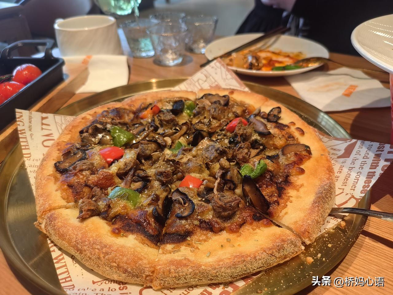 今天是女神节，儿子请我们仨吃饭。

昨天晚上就定下来了，儿子请她媳妇，她丈母娘，