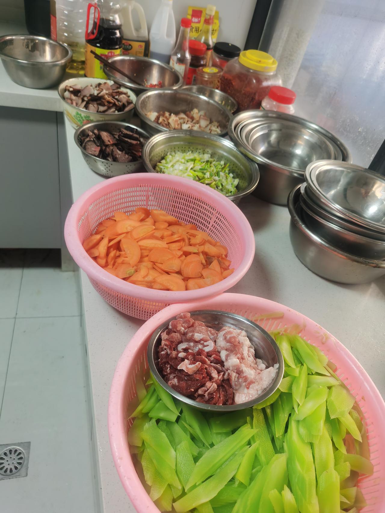 今日食堂菜谱：
红萝卜炒腊肉
莴笋炒猪肉
南瓜汤。

我国各省美食代表
1、北京