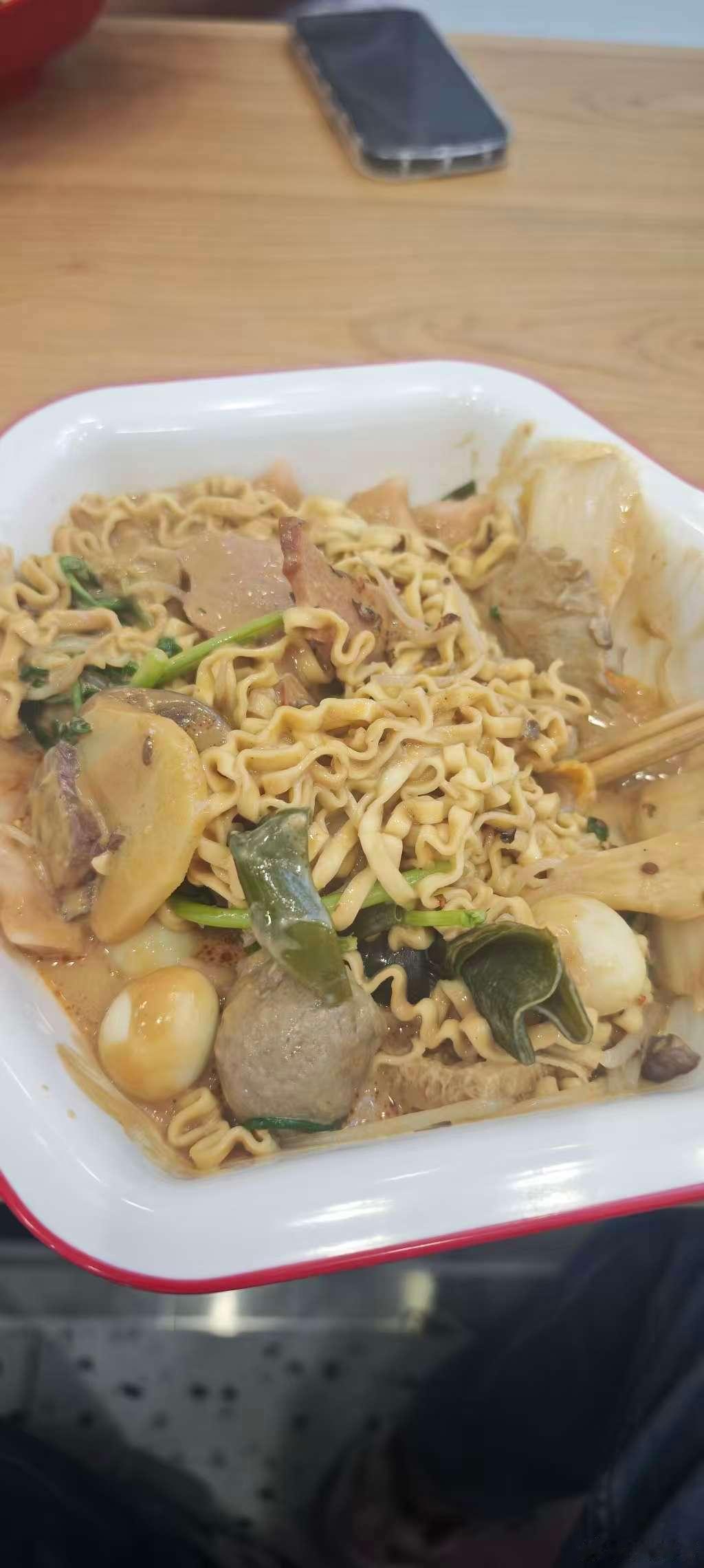 刘文祥麻辣烫店员徒手拌麻酱 作为麻辣烫的忠实粉丝，看到这个消息真的是天都塌了啊，