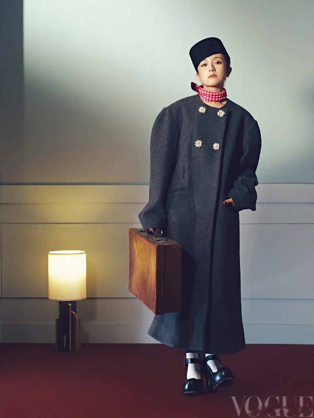 李兰迪VOGUE杂志大片， 黑白光影里的优雅，高级耐看～ 