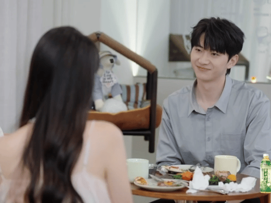 他们的聊天好无趣 从聊天来看 两个人性缩力都很强 我的妈呀男的好像赶快吃完迫不及