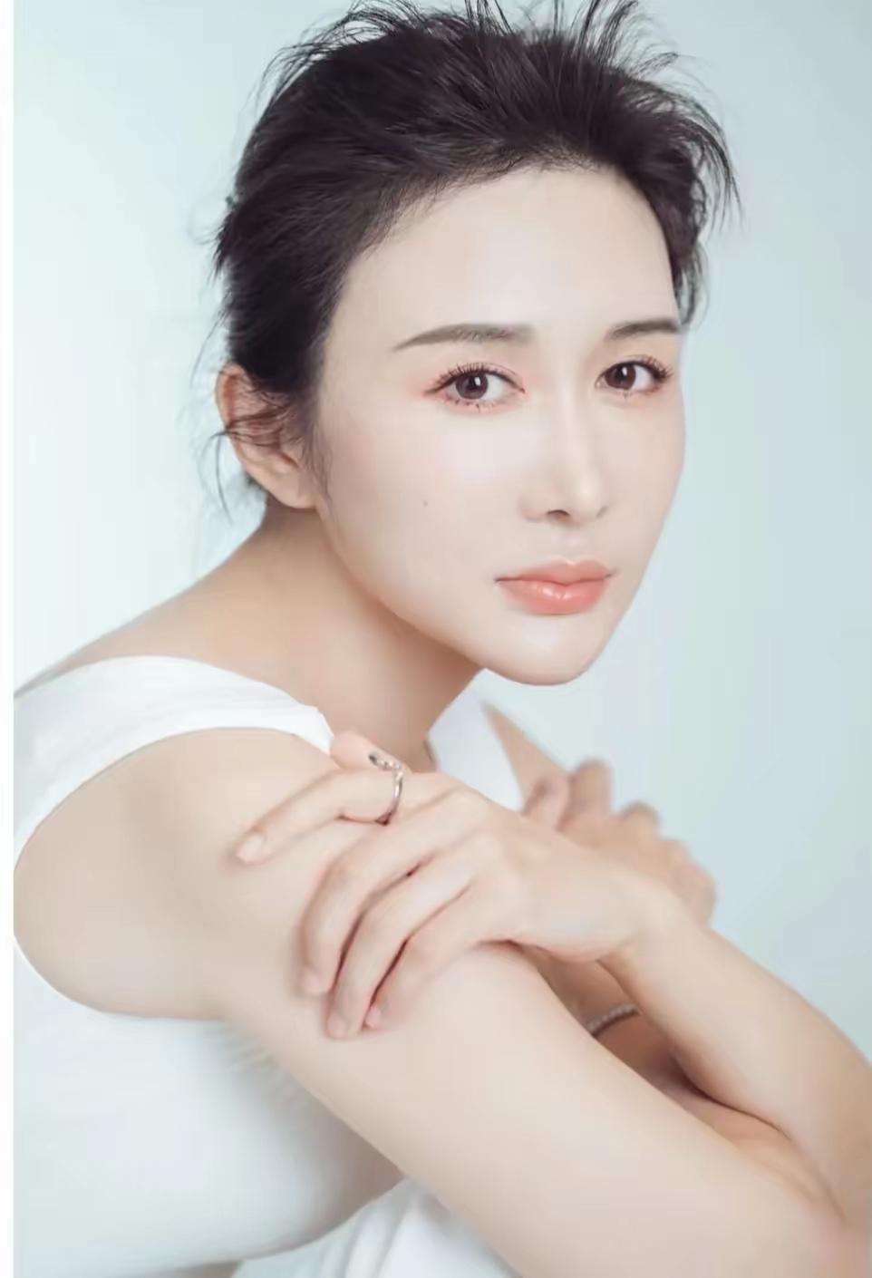 这是谁？
一看不认识，
再看还不认识。
再看看，
原来是张纪中老婆杜星霖。
这几
