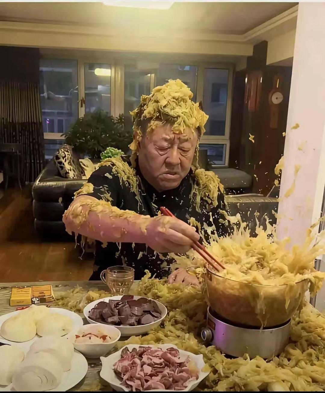 估计这哥们饿得前胸贴后背了，要不怎么都这样了还夹菜呢！