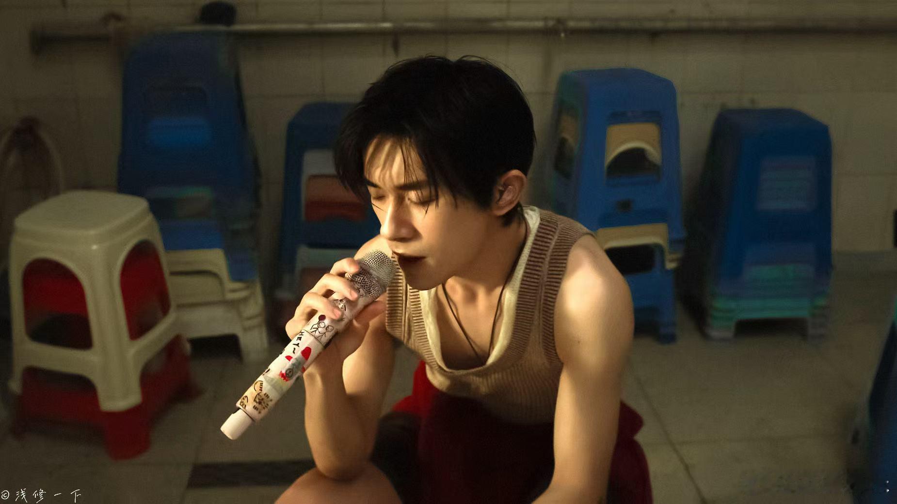 这是易烊千玺洗澡时的灵感吗 易烊千玺《过塘》浴池音乐会live上集终于来了！在氤