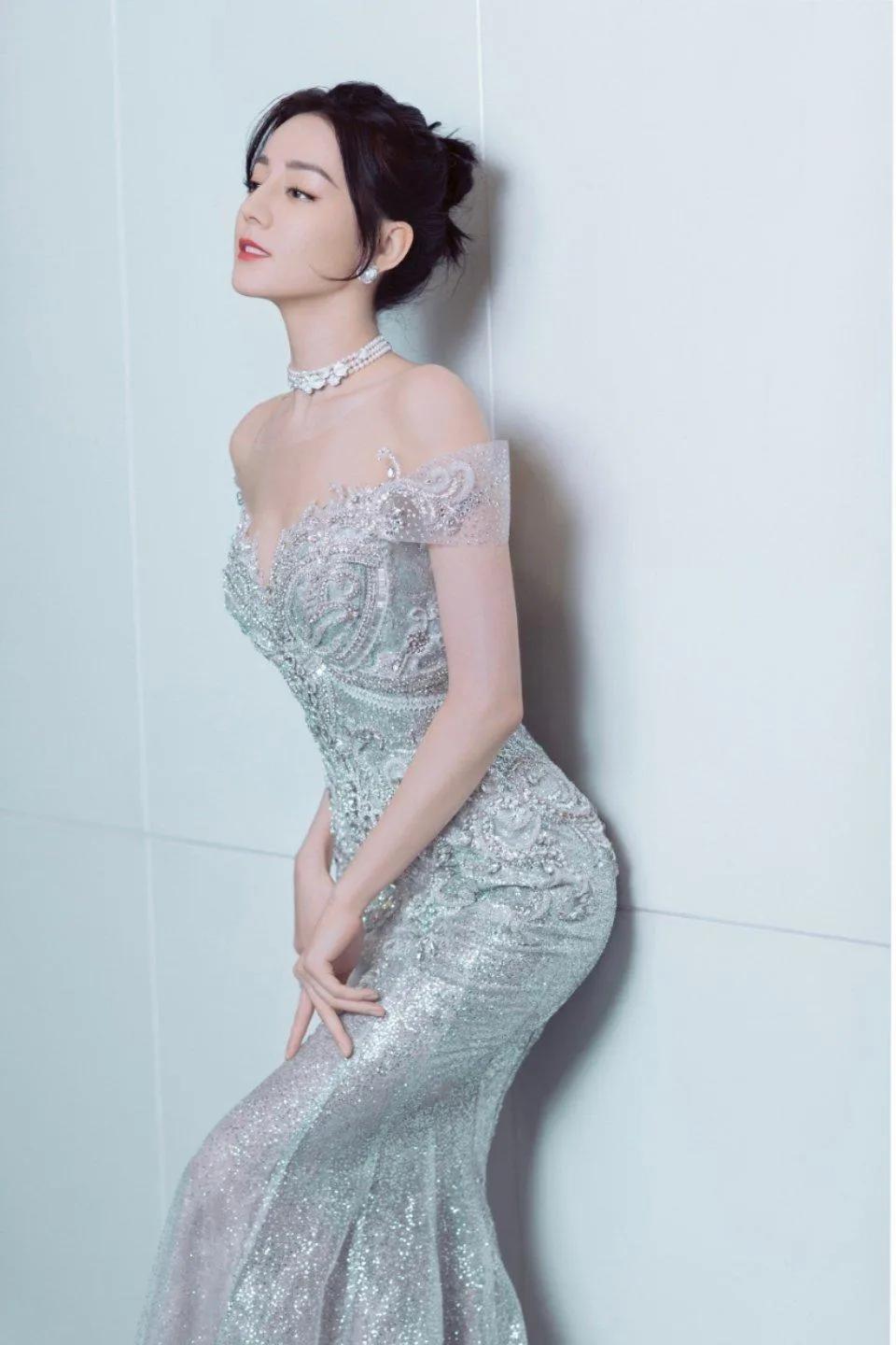 迪丽热巴的抹胸拖尾礼服裙，刺绣镶钻尽显名媛风范。