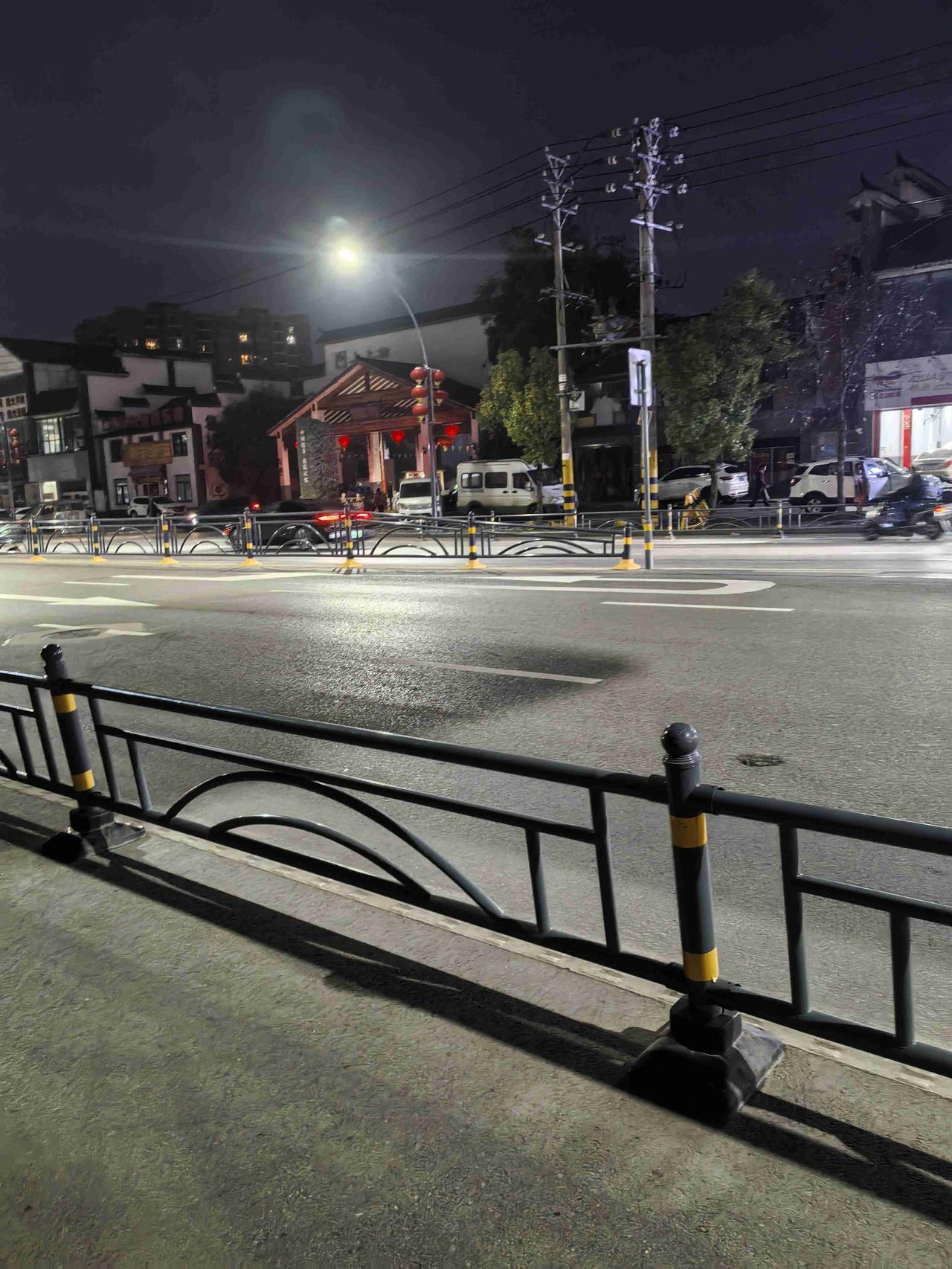 带定位晒今日生活 今天状态轻松愉快，鄂州这晴天的街道夜景简直绝了！华灯初上，街道