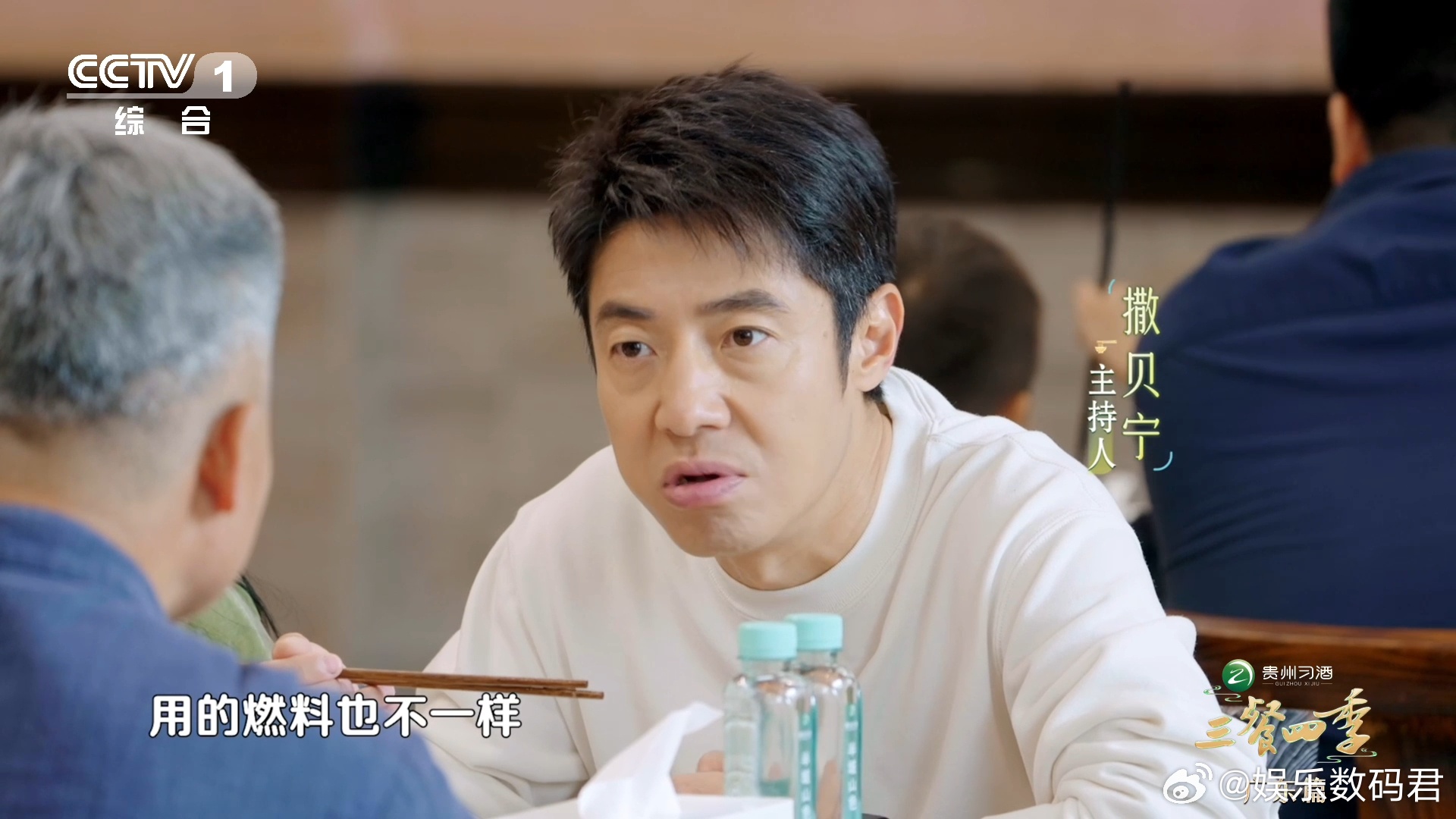 原来广东烧鹅左腿最好吃美食侦探大发现！烧鹅左腿因为活动量更大，肌肉纹理更细腻，连