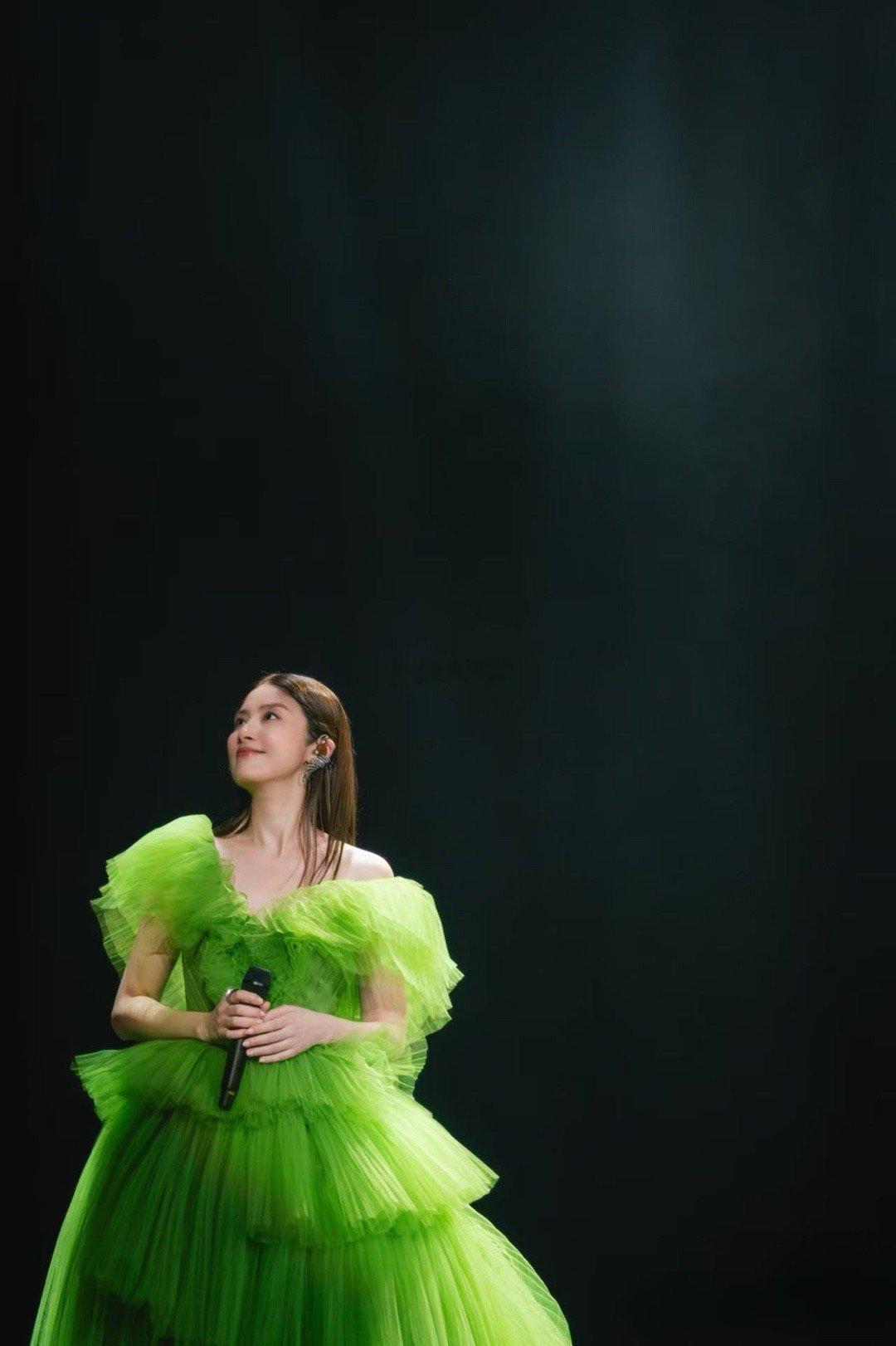 陈慧琳把偶像包袱扔给了青蛙 看陈慧琳直播像在追搞笑综艺！摸到青蛙瞬间表情管理失效