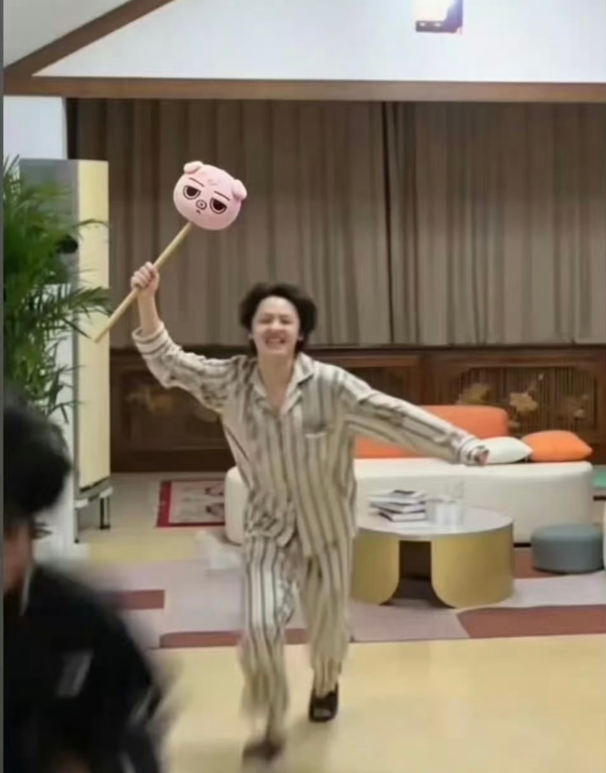 张奕然 来了也要买Demo棒槌的三个理由：想要防身的可以买这个棒槌想要放松的可以