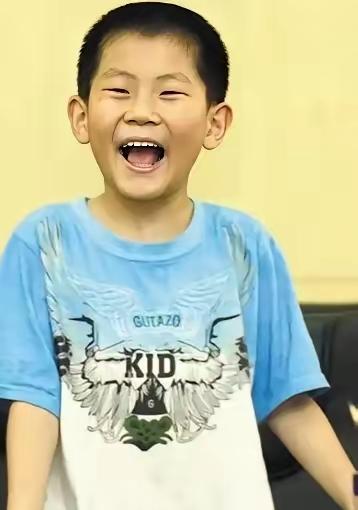 这位被誉为“天才神童”的少年，究竟经历了什么？他的故事，像极了一面镜子，映照出我