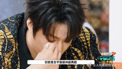 王鹤棣刘耀文读信大哭王鹤棣说节目组劲太大了谁懂这种离别泪！最后一次相聚，大家为彼