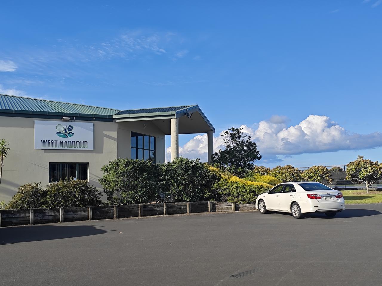 西港网球与匹克球俱乐部

奥克兰西区的马蒂斯路的顶头，有一大片绿色的坡地草坪，这