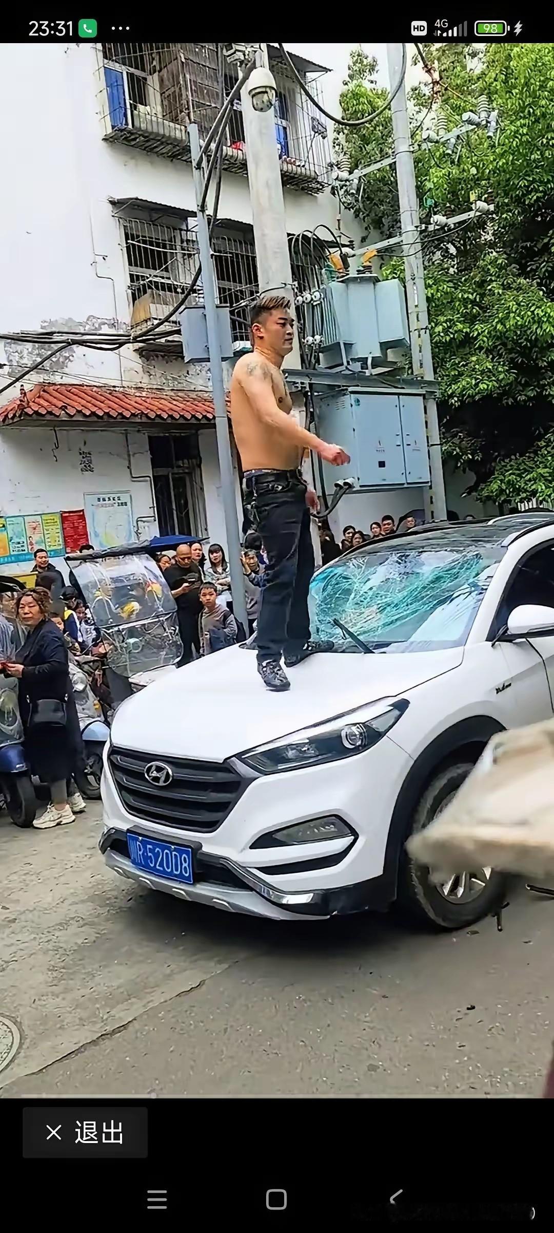 刷到阆中这起路怒砸车的视频，心里真是又气又惋惜。

就因为窄路会车这点小事，原本