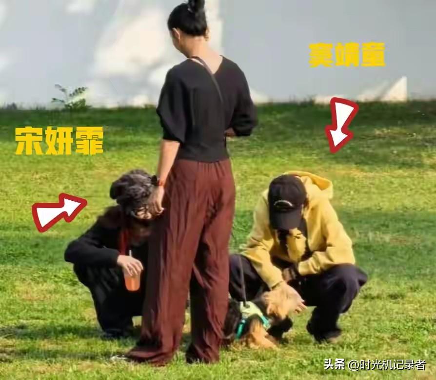 窦靖童和宋妍霏关系真的太好了，这么多年二人如同亲姐妹形影不离，王菲宋妍霏窦靖童奥