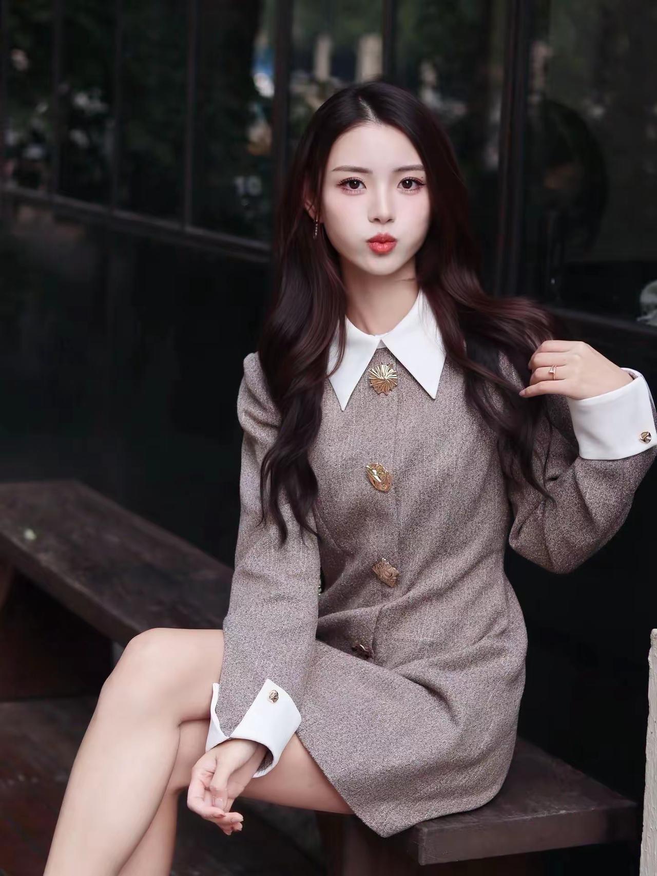 把你的手放在炙热的炉子上一分钟，感觉起来像一小时；坐在一个漂亮姑娘身边整整一小时