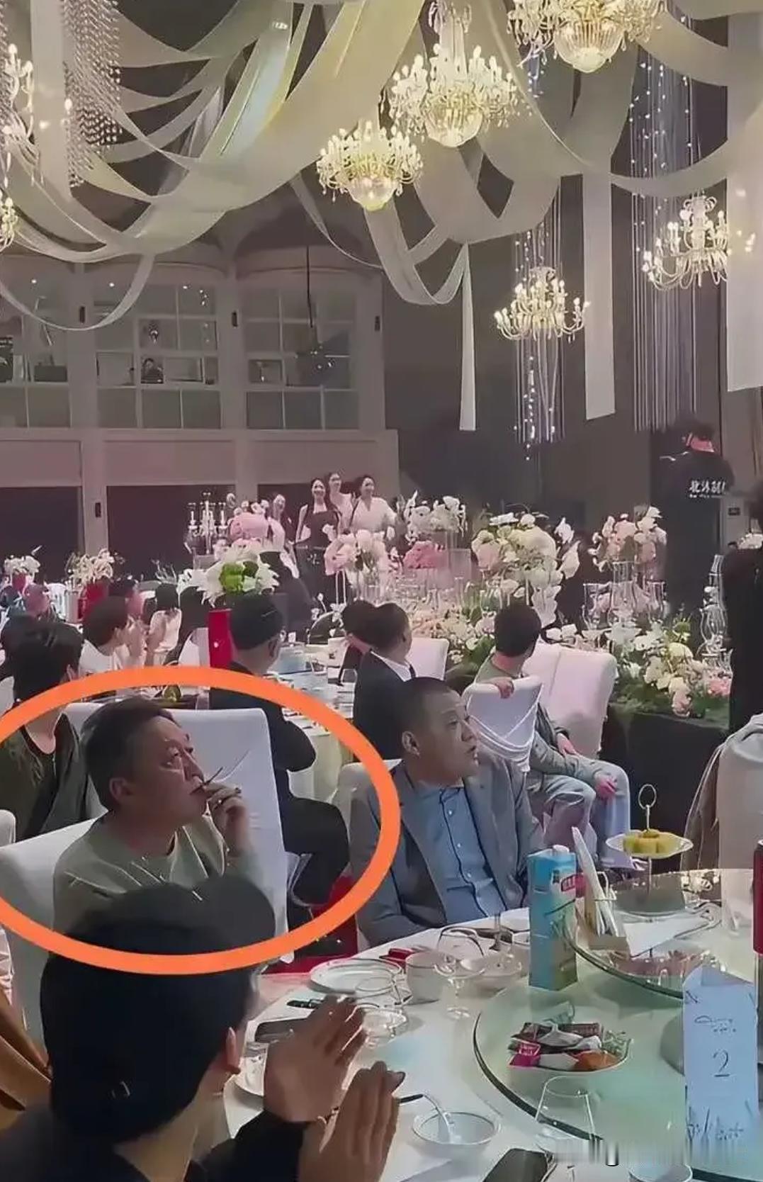 有人说婚宴上不能抽烟，但喜宴上： 新人敬酒，点烟剥喜糖。很正常！ 而且： 不能用