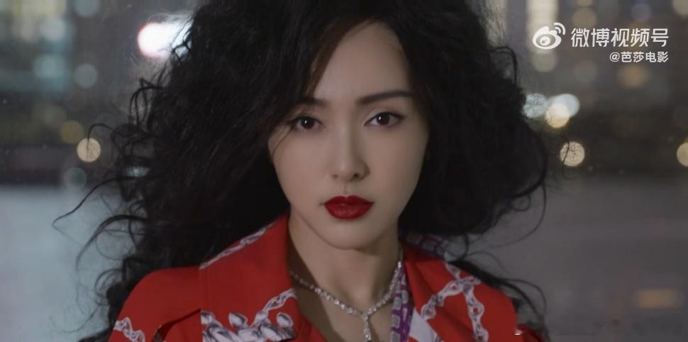 #唐嫣卷发回眸##唐嫣复古爆炸头# 这谁能不心动哇 ​​​