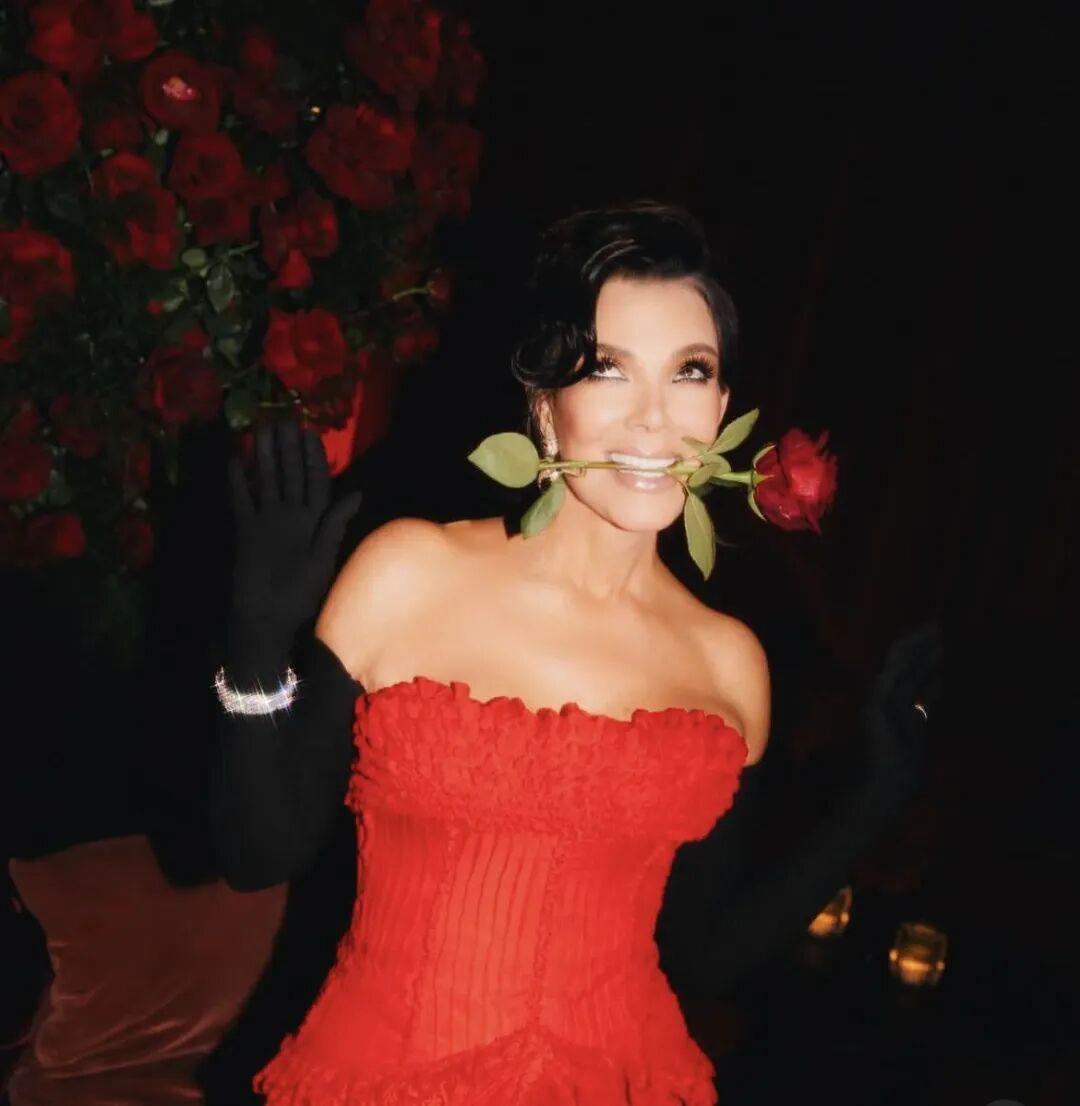 哇！Kris Jenner 已经 70 岁了！这位卡戴珊家族的“妈咪”依然风采不