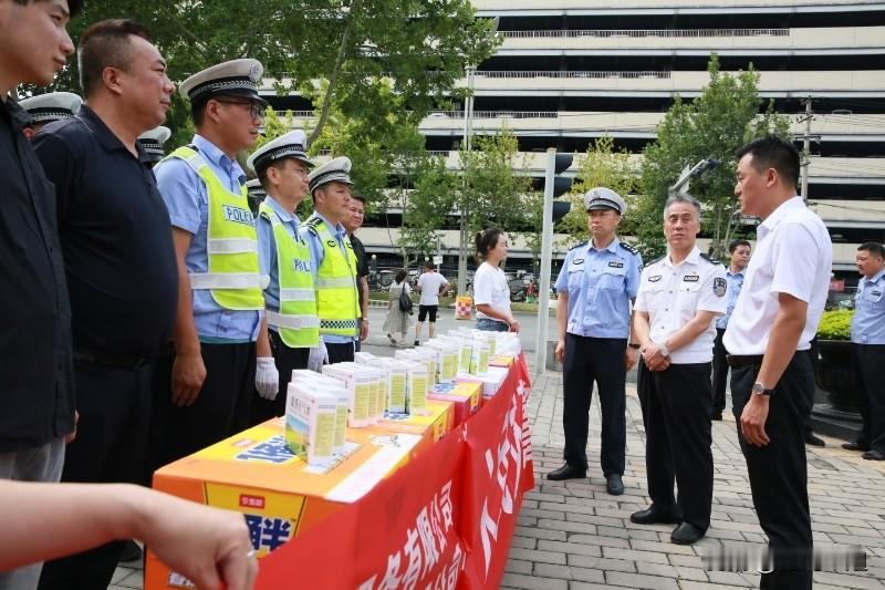 爱心企业慰问高温天气执勤交警
 
炎炎夏日，高温持续，一线交警仍坚守岗位，在烈日