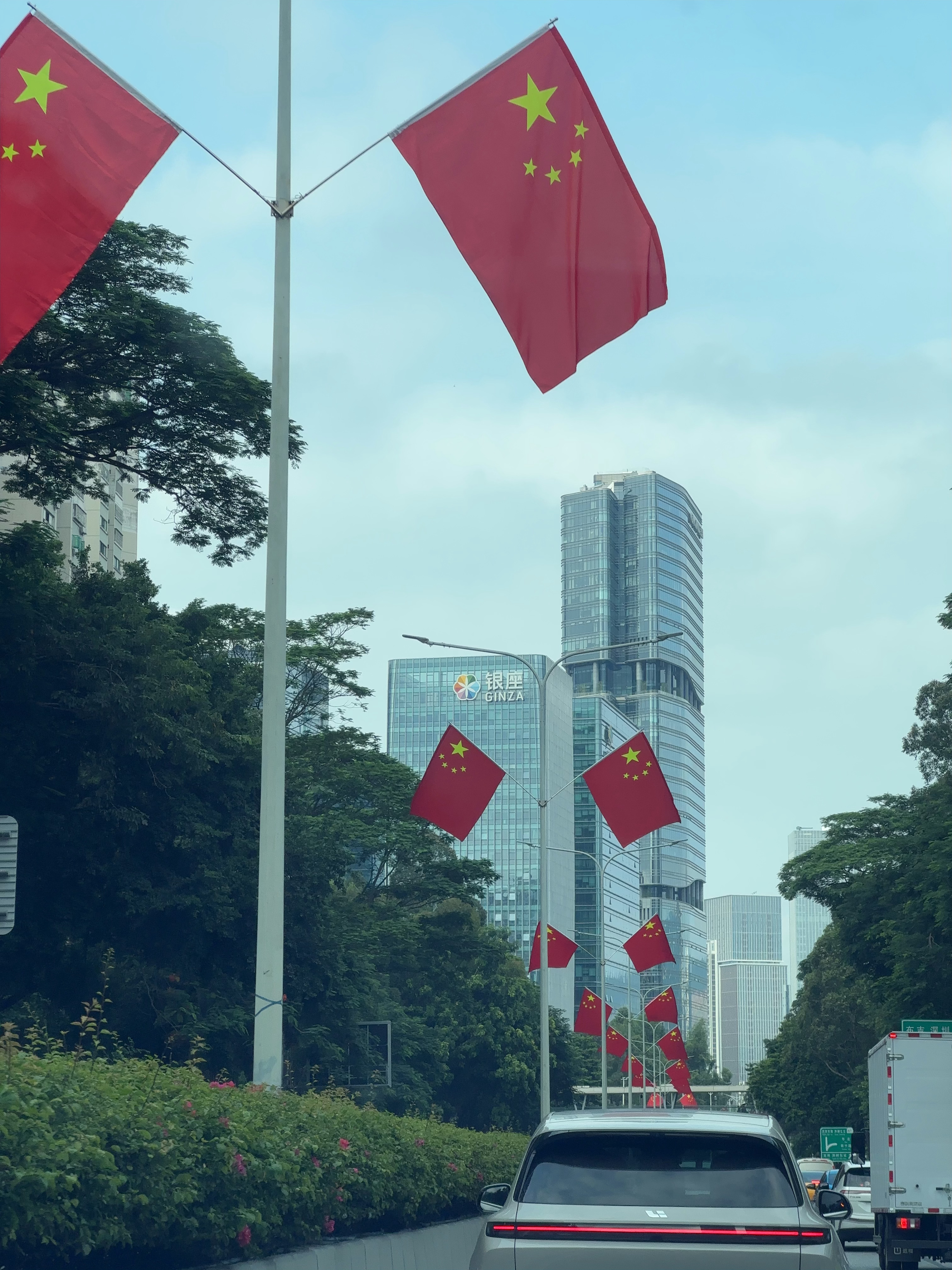 街头的国旗已经布置好了～祖国母亲又要生日啦～开心，我们要放假啦～生活手记是小花姐