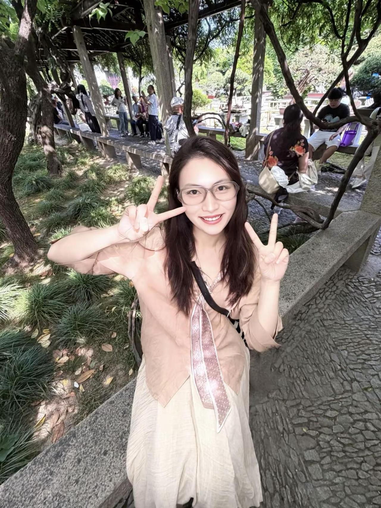 一拍照就化身数字小姐，除了5就是2就是1，连起来就是～