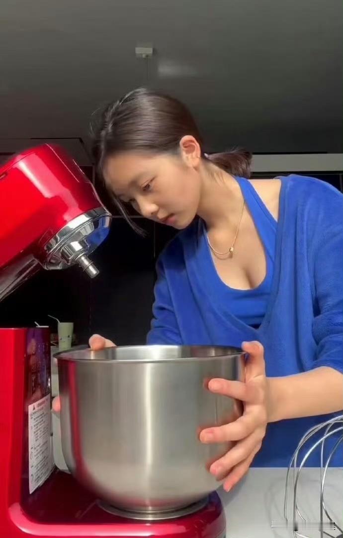 黄多多留学放假回家给家家人做饭，看着厨艺应该比黄小厨强多了！