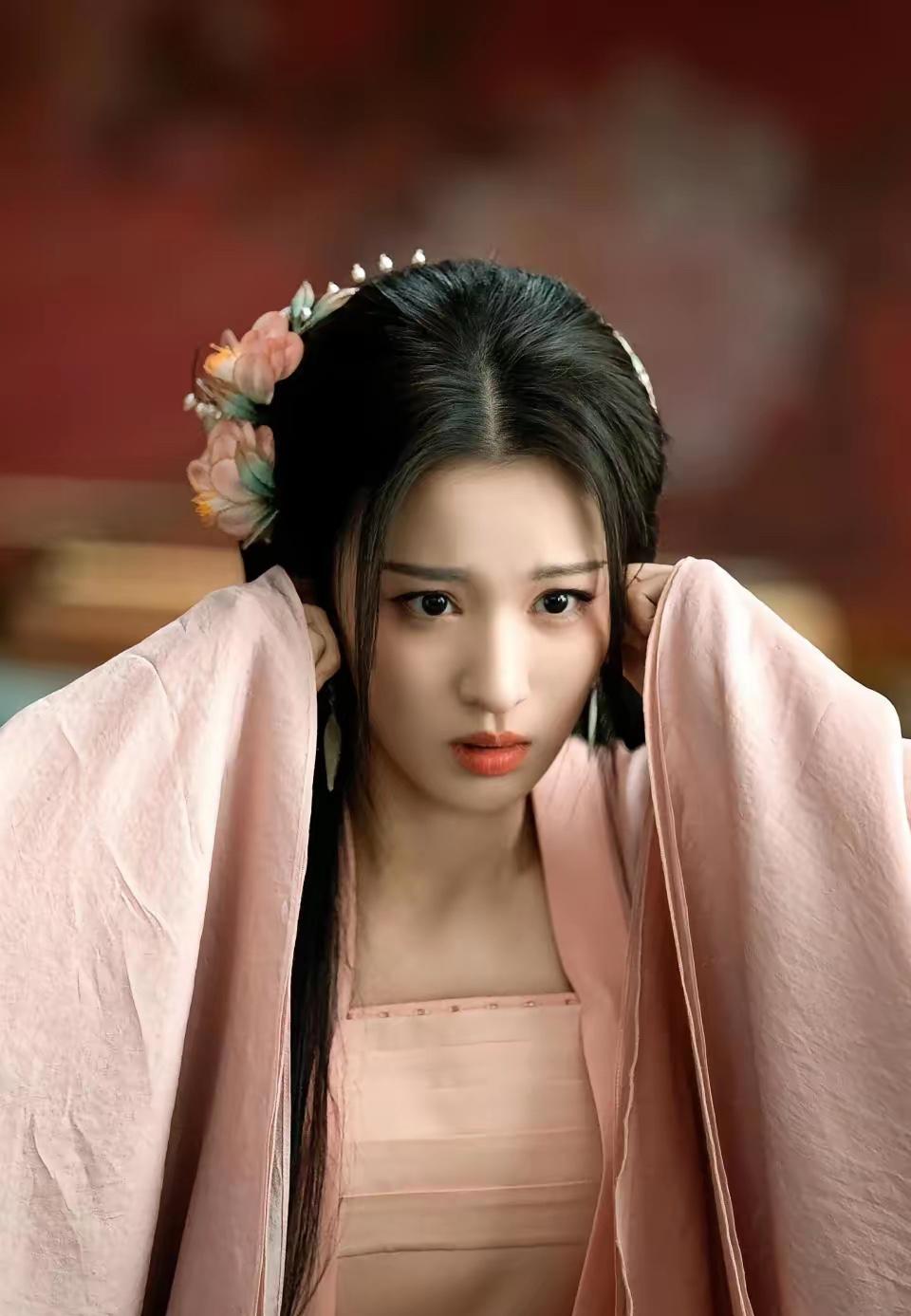 我闺蜜是做艺人助理的，跟我说了一个真相，
像王楚然这种身体突然垮掉、频频不适的问