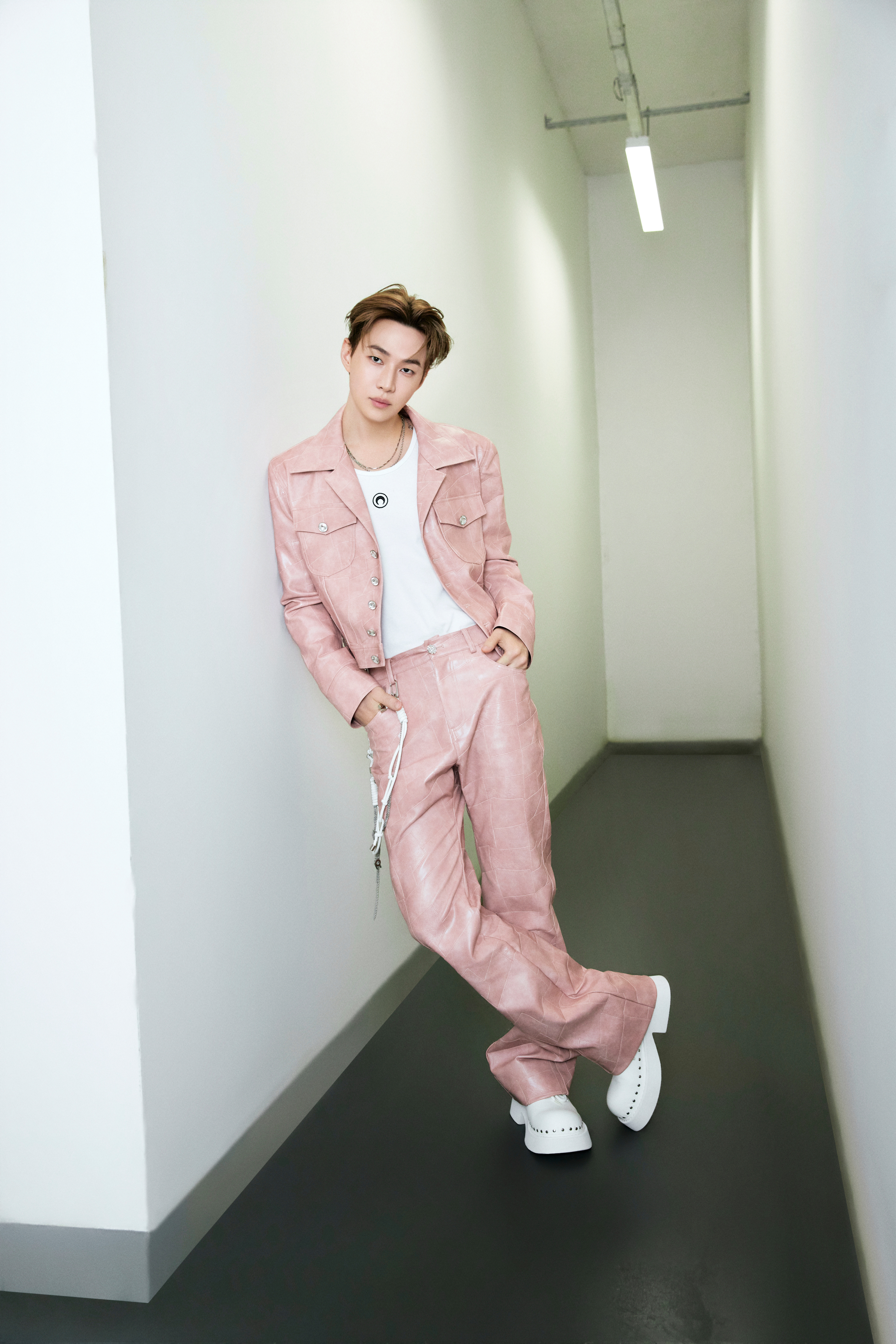 刘宪华今日南京乐见潮向音乐嘉年华舞台造型图集，上身刚刚发布的MoeHo艺术家秀场