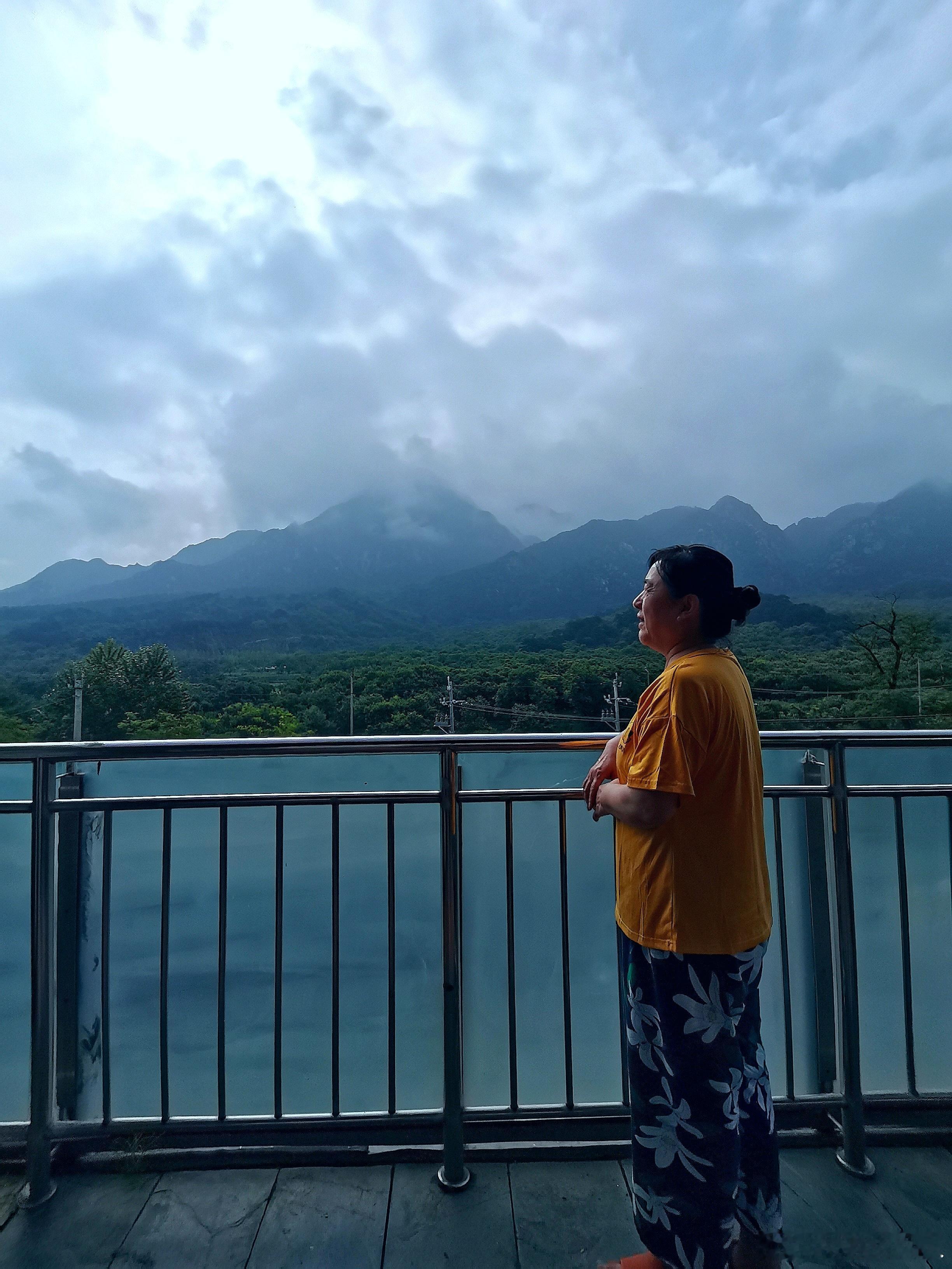 生活手记 早晨站在露台上，眺望远处山景，呼吸着山区新鲜空气，低头看见路边环卫工人