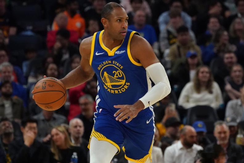 NBA常规赛，勇士首节32-31领先76人。首节比赛，勇士外线多点开花，全队14