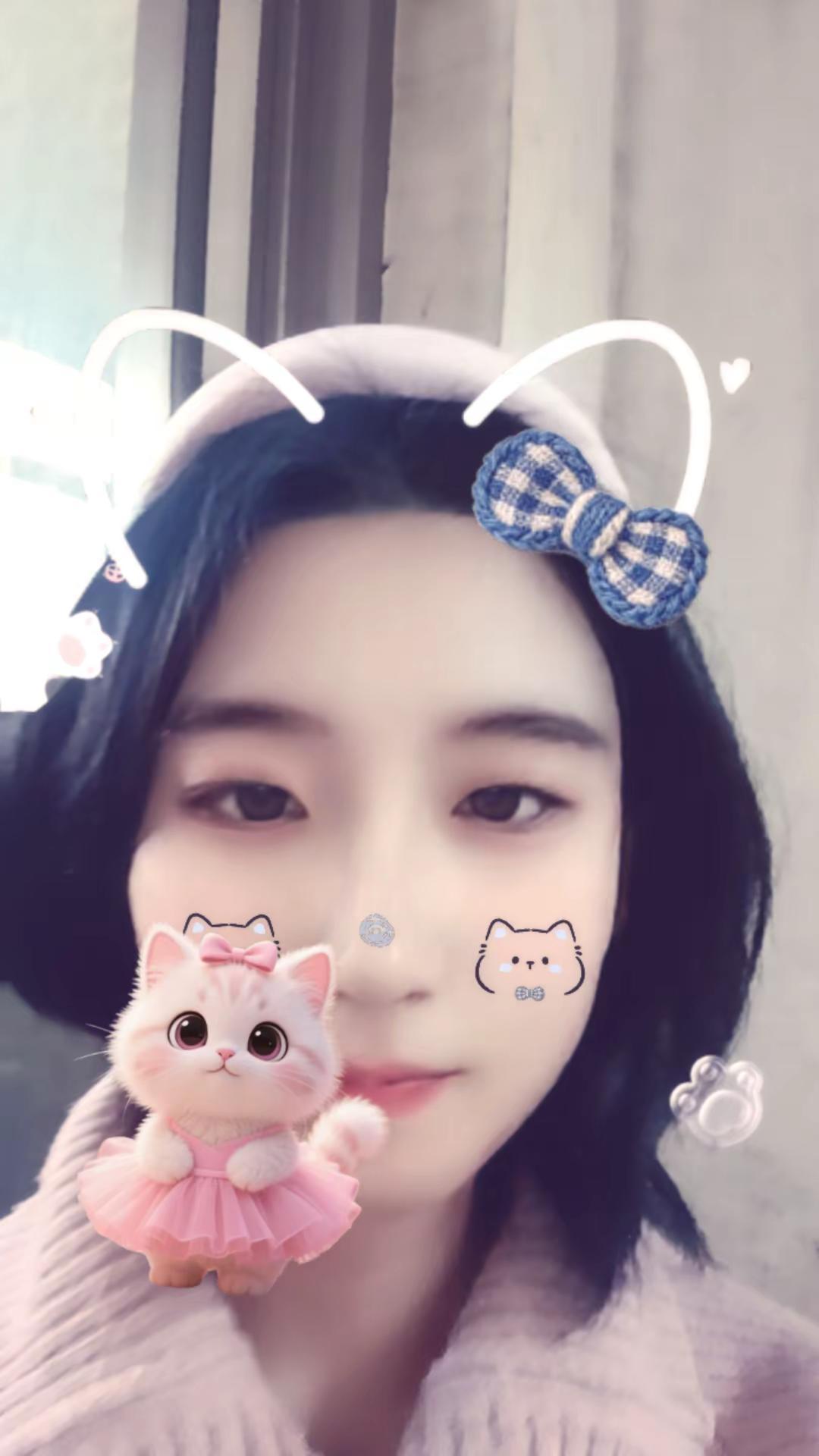 粉色浪漫车厢温馨，文明礼貌热情周到，文明流动窗口亮片，节日氛围欢乐祥和，首次乘坐