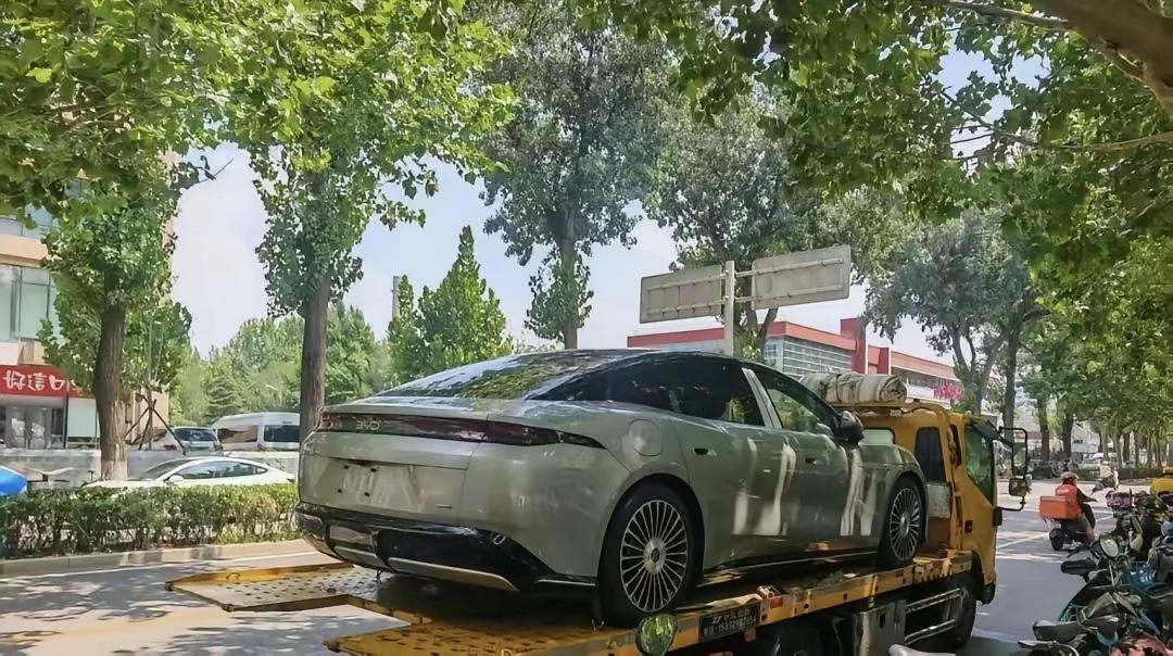 比亚迪大汉再次曝光 ，银色很有质感，希望不要太贵呀！不会比小米su7贵吧，你们猜