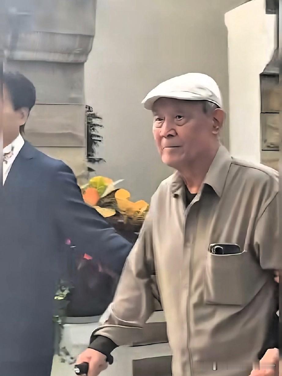 老演员达式常已然85岁高龄，真是岁月不饶人啊。当年银幕上的英俊小生，如今也步入暮