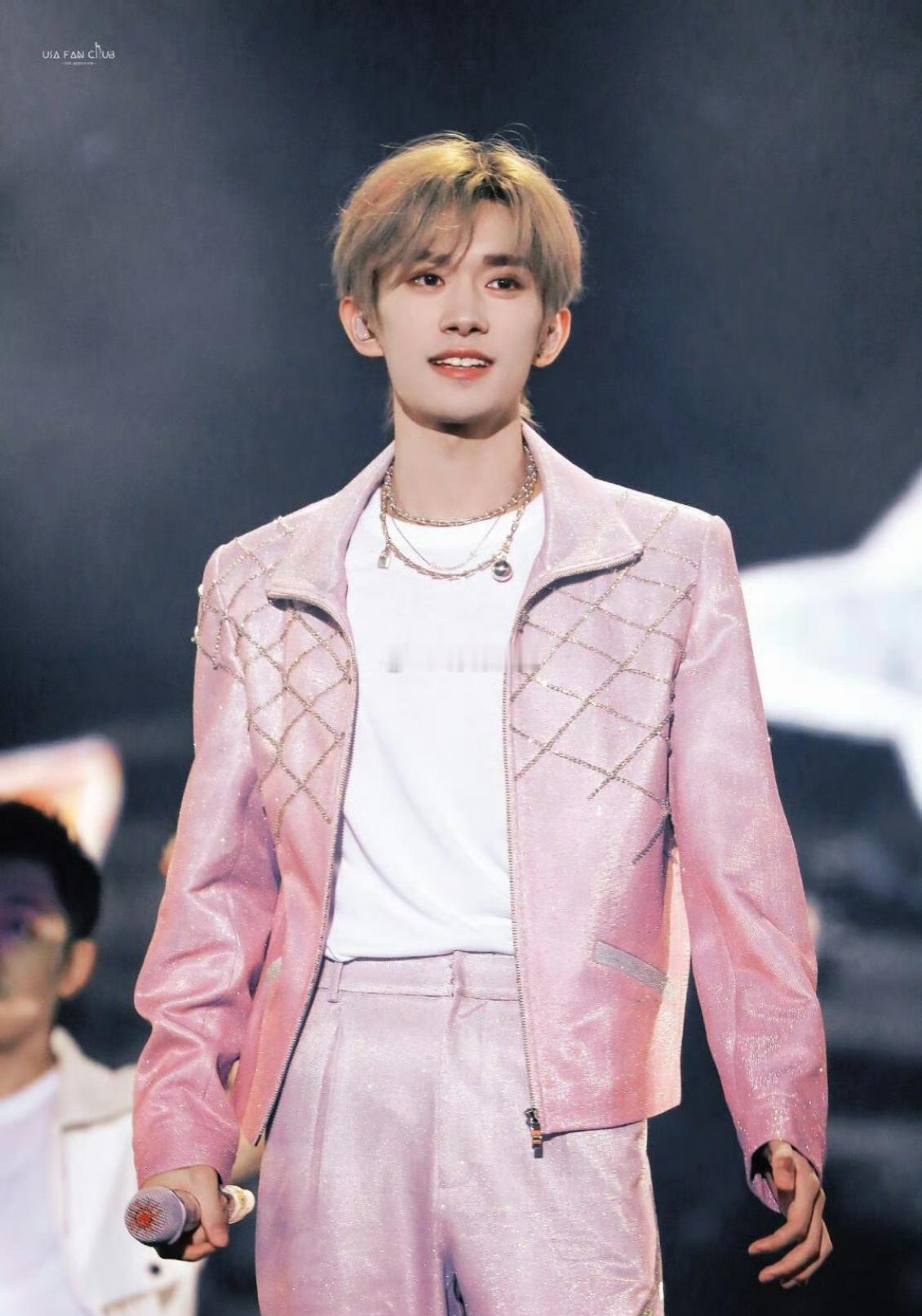 易烊千玺粉色衬衫返场 易烊千玺的粉色衬衫，宛如梦幻诗篇。柔和色彩勾勒出他的温润，