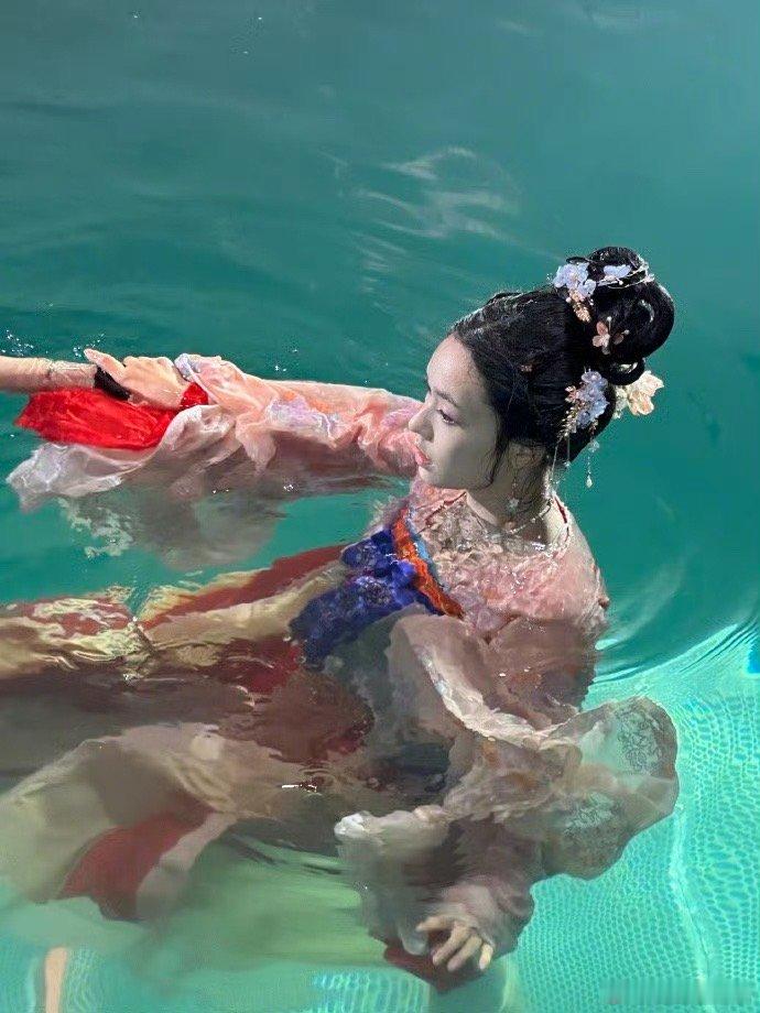 林允直播卸妆化妆  被林允直播笑到停不下来！卸妆化妆环节欢乐不断，最后化出的“黑