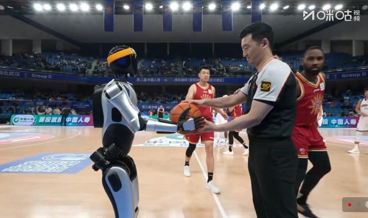我们国产机器人工业加加油啊，争取过几年，让机器人当裁判来吹罚比赛，感觉不是不可能