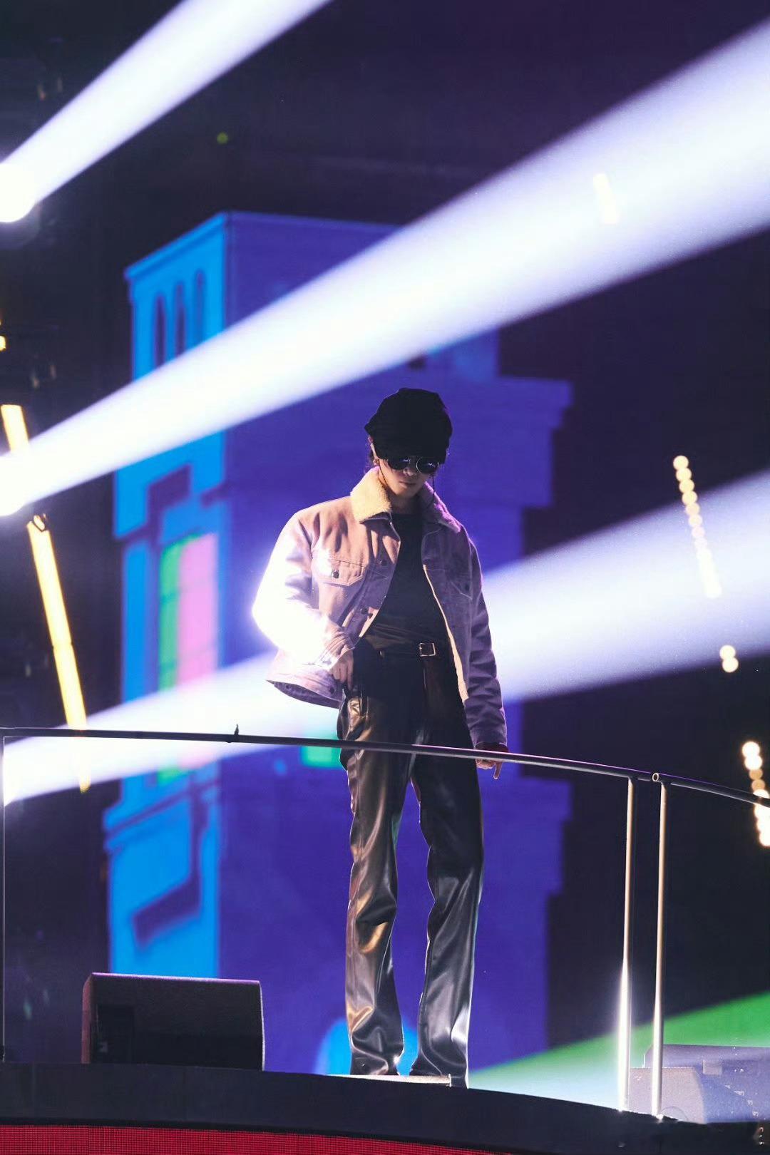 华晨宇[超话]  华晨宇湖南卫视跨年彩排组图 华晨宇湖南卫视跨年晚会彩排图状态好