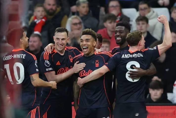 诺丁汉森林狂飙上岸，热刺再输真要没了。诺丁汉森林5比0大胜桑德兰，近3场7分，领