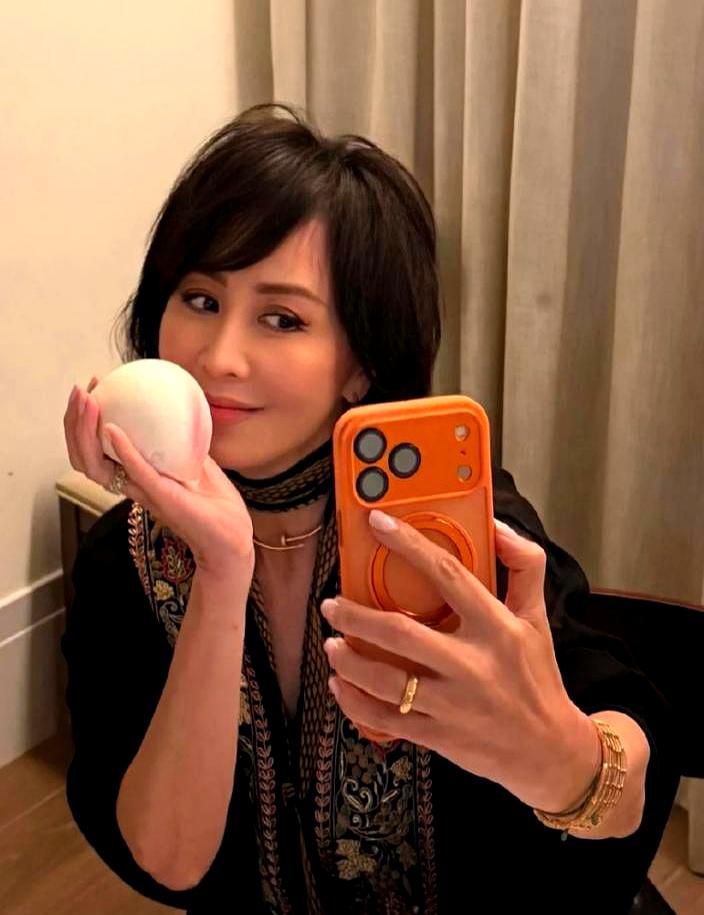 刘嘉玲过60大寿，
 

她在香港半山豪宅里庆祝生日，穿上黑蕾丝裙，完全不像60