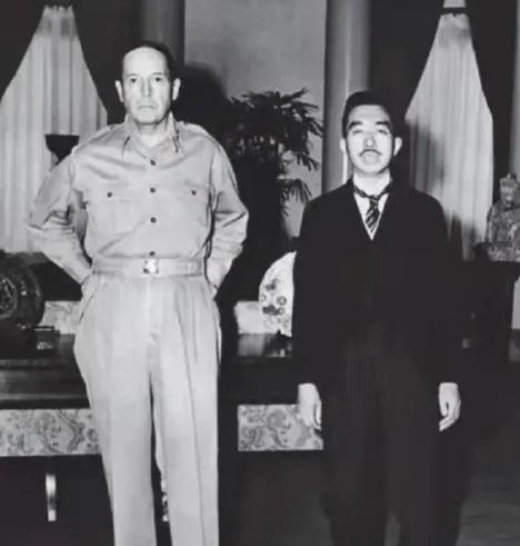 1945年，麦克阿瑟被安排与象征着日本最高信仰的日本天皇见面，见面前，日本首相告