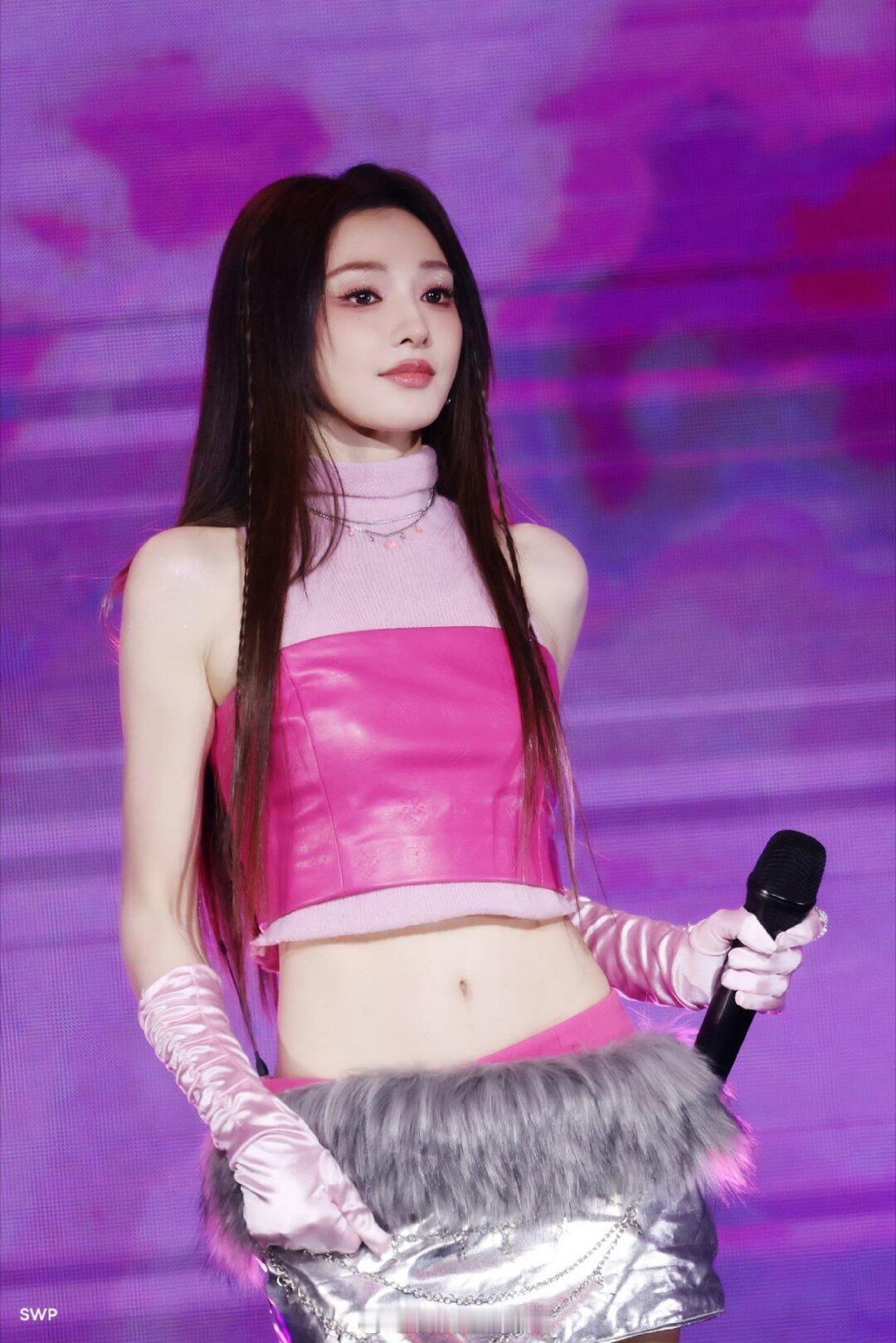 彭小苒登纽约时代广场大屏东方韵味点亮世界十字路口 纽约的流光溢彩中，彭小苒的影像