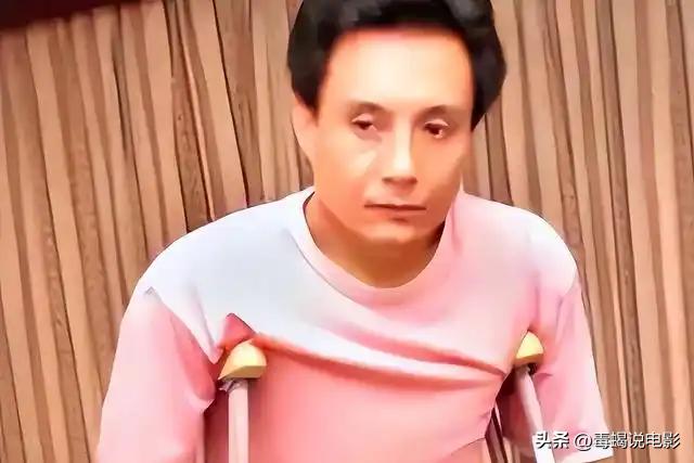 王伯昭在南京巷子里卖卤菜，早上七点准时切牛肉，路过的喊他老王。当年张卫健谢霆锋下