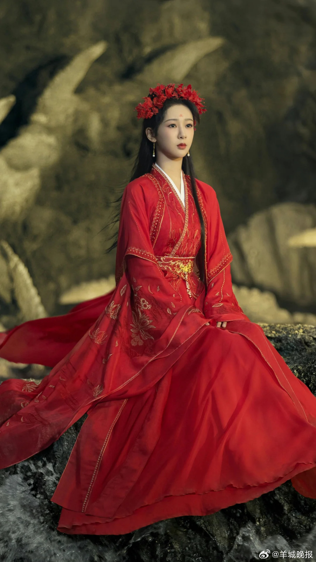 【女星红衣古装造型盘点，谁让你一眼沦陷？】红衣给古装剧染上浓烈色彩。它可以是嫁衣