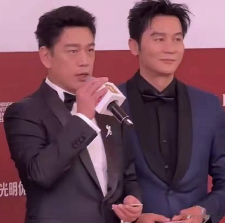 形单影只！李晨红毯落寞失神，一夜耗尽全网偏爱
 
红毯之上画风迥异，王耀庆神采飞