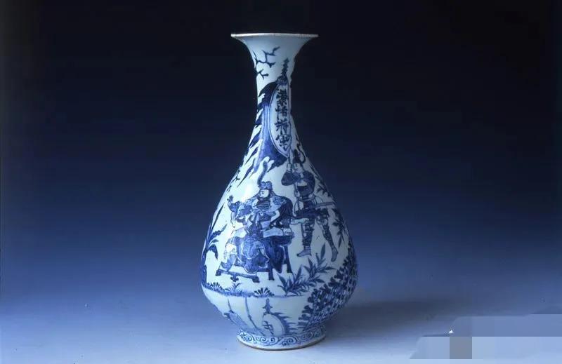 1956年常德市出土，高30cm，口径8.4cm。此瓶造型优美，撇口，细长颈，圆