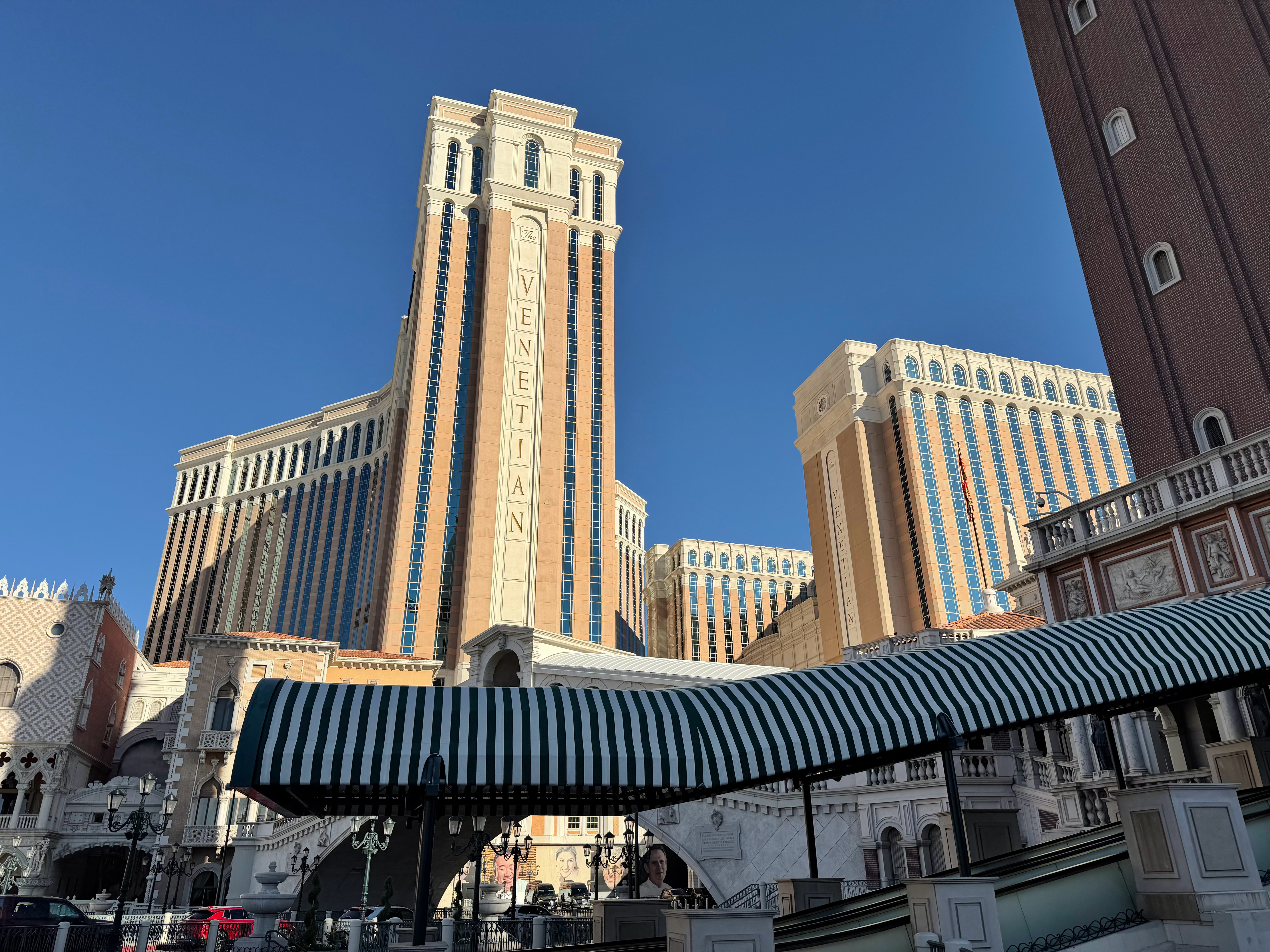 打卡拉斯维加斯的巴黎人，嗯，去过澳门的就不用来这个了[允悲][允悲][允悲]  